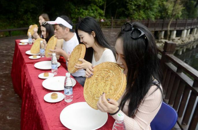 후난 대식가 28분 만에 2kg짜리 대형 월병 뚝딱
