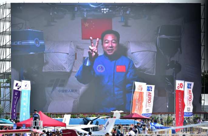 우주에서 보내온 축복: 징하이펑, 천둥 중국국제항공우주박람회 20세 생일에 축하 전해