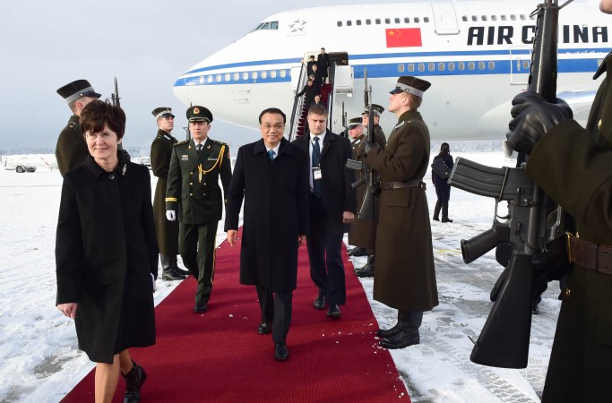 리커창 中 총리 리가 도착...제5차 중국-중동유럽국가 지도자회담 참석 및 라트비아 공식방문