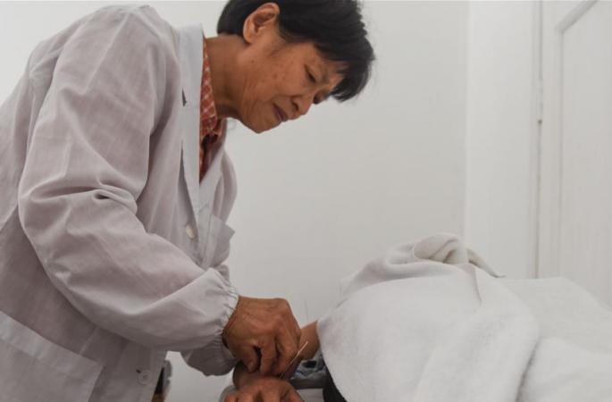 （‘일대일로(一帶一路)’ 글로벌행）침구로 페루인의 병통을 제거하는 중국의사 저우커슈(周克秀)