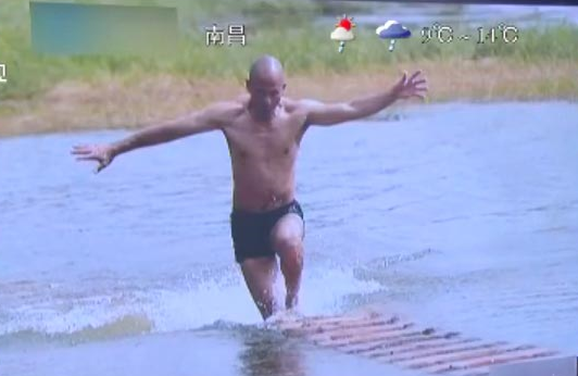 '물 위를 달리는' 소림사 무승 재차 기예 선보여
