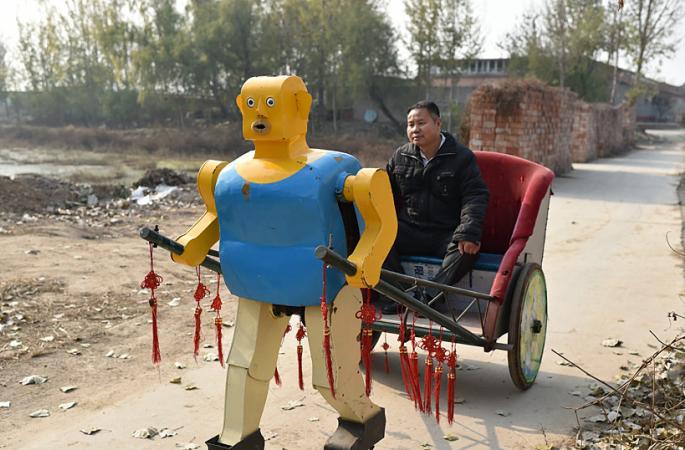 베이징 농민 30년간 63개 로봇 만들어