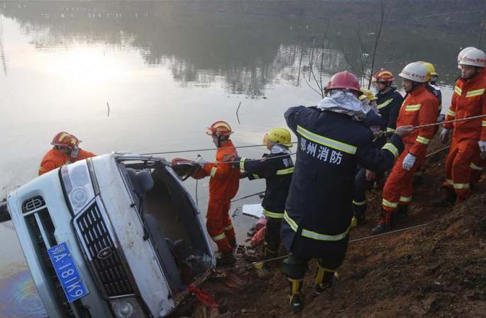 후베이 어저우서 버스 호수로 추락...17명 사망