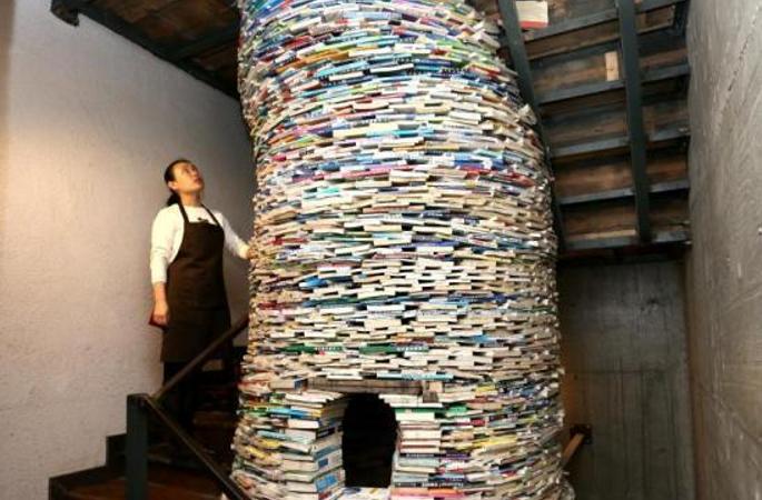 시안 마마, 4톤의 책으로 6미터 “책 우물”을 만들어