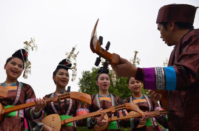 구이저우룽장: 민족문화 어릴 때부터