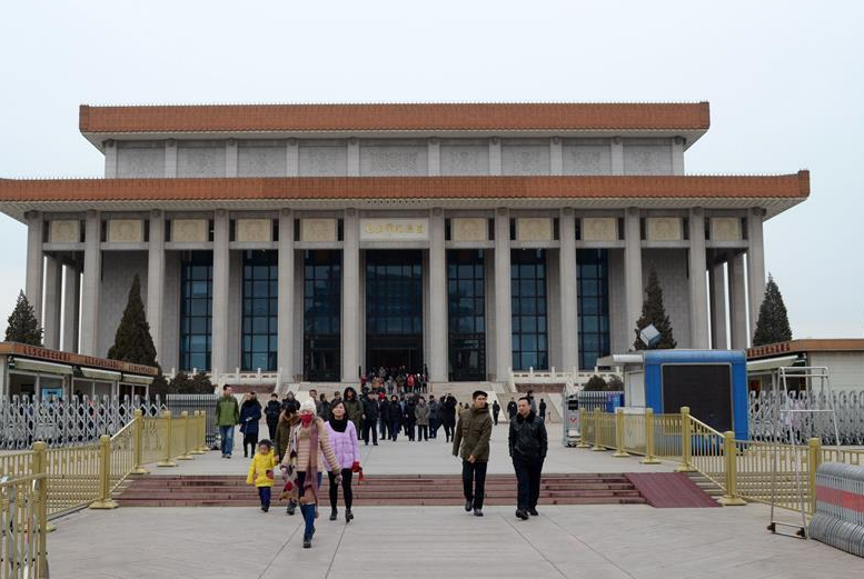 마오쩌둥 동지 탄신 123주년...각지 민중들 마오 주석 기념당 참관