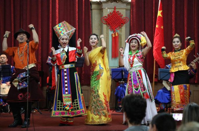 중국의 노래소리 보스니아 관중의 심금을 울려
