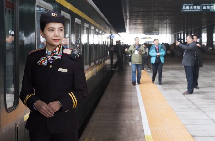 中 신장 ‘민족단결일가친호’ 특급열차 추가운행