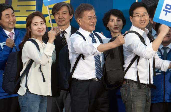 한국 대선 여론조사, 문재인 후보와 기타 후보 간 격차 커져