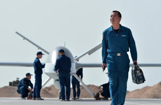 대지 위의 하늘을 비행하다—공군 모실험훈련기지 드론 조종사 리하오의 강군개혁 투신 스토리