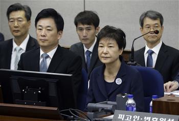 박근혜 韓 전 대통령 첫 재판에 출석...무죄 주장