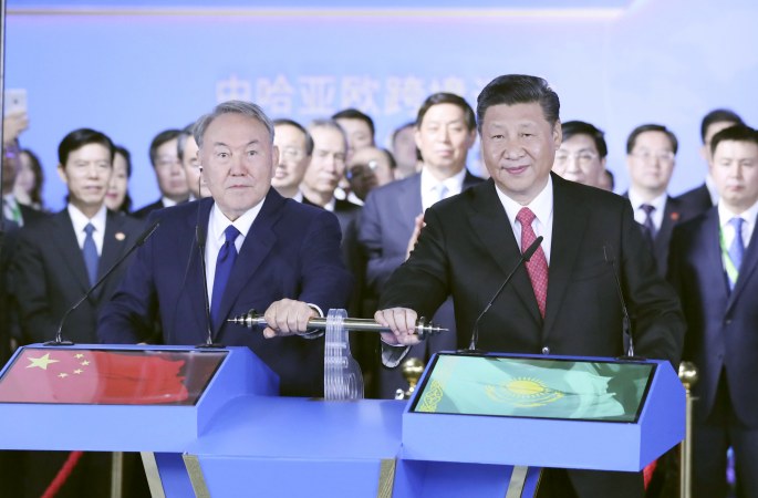 시진핑 주석, 나자르바예프 카자흐스탄 대통령과 아스타나 엑스포 중국관 참관, 중-카 유라시아 크로스 보더 운수 영상 연결식 참석