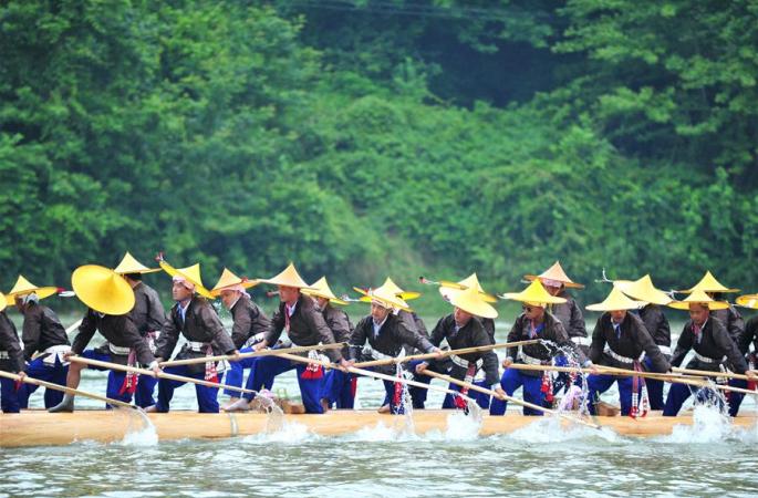 구이저우 먀오족 군중, 드래곤 보트 축제 즐기다