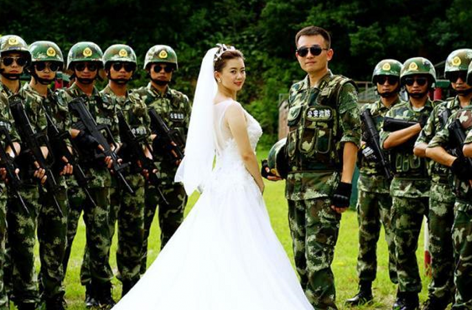 사관 학교 졸업생 현역 군인의 아내 위해 로멘틱 웨딩 사진 찍어줘