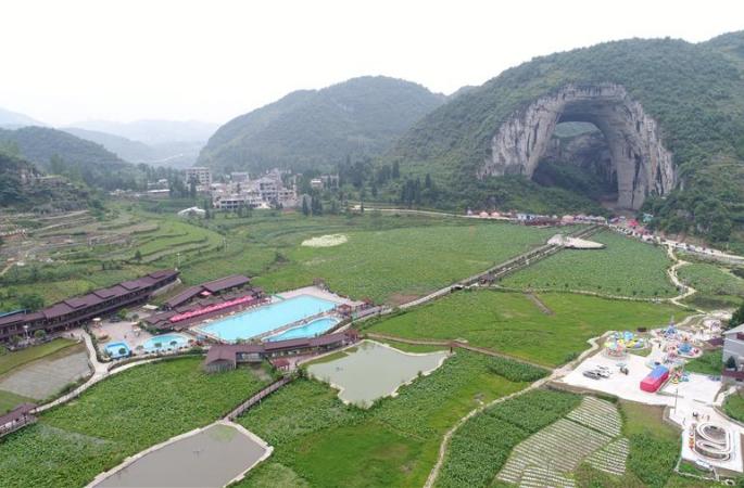 구이저우 다팡룽궁촌, 기이한 자연경관을 빌어 관광업 발전