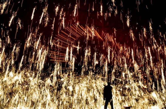 민속 절기 ‘타철화’ 둔황서 선보여…불꽃놀이와 같은 아름다움으로 관광객들 매료
