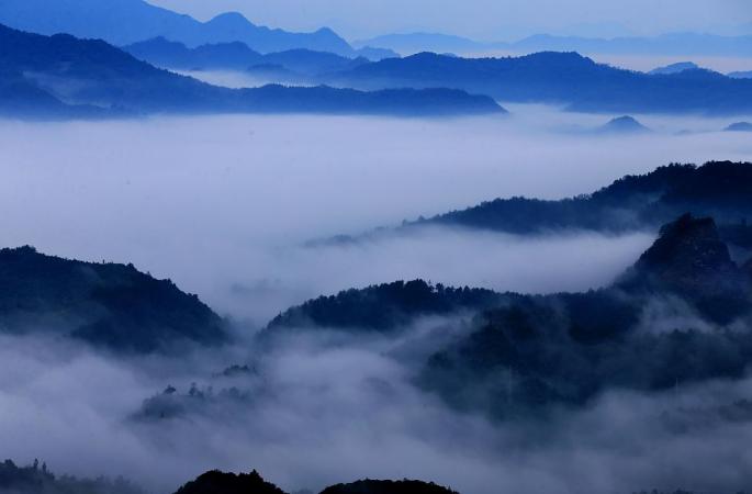 운무가 피어오르는 안후이 황산 진룽산의 비경