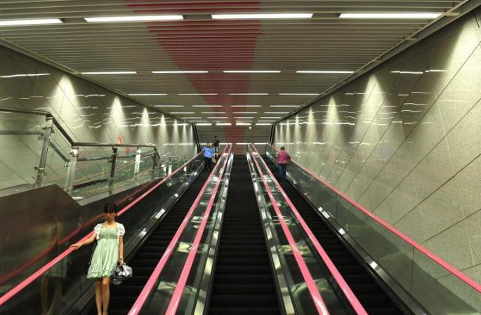 中 충칭 60미터 깊이의 지하철 ‘인터넷 스타’로 뜨다