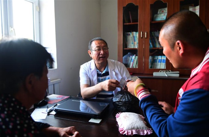 향촌 의사 웨루화, 37년간 평범한 지킴으로 “의사의 인자한 마음” 보여줘