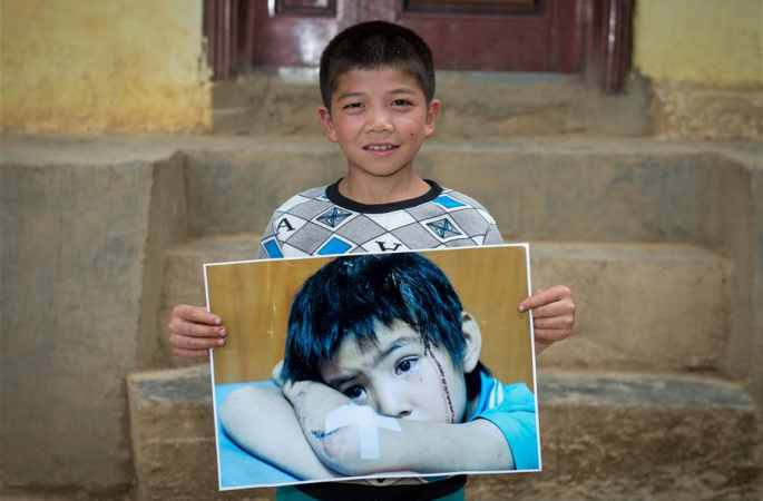 루뎬 지진 3주년: 재해 지역 ‘큰눈’ 남자아이 방문