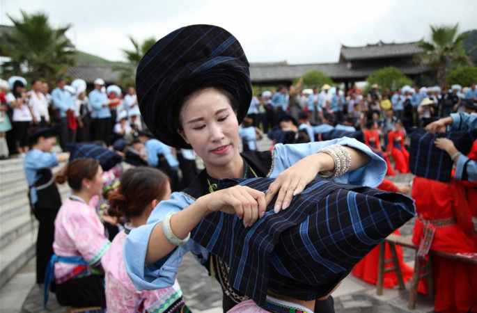 구이저우 전펑: 백쌍의 커플,부이족 전통 혼례를 체험