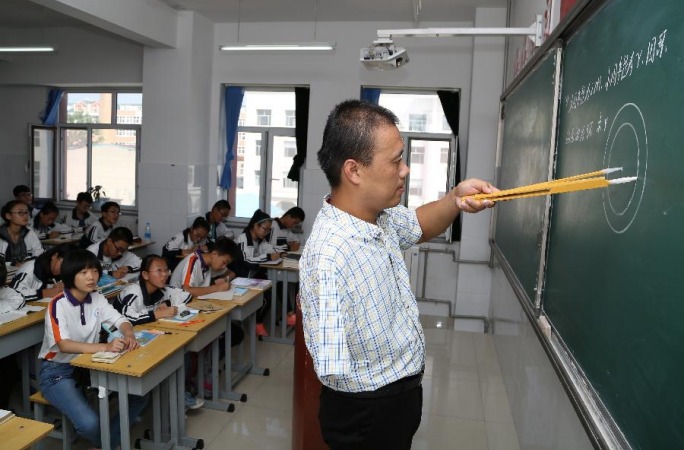 ‘외팔이 교사’ 리푸룽의 즐거운 수업
