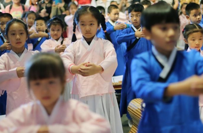 100명 어린이, 난징 대보은사서 전통 한족 복장 입고 ‘상례’ 배워