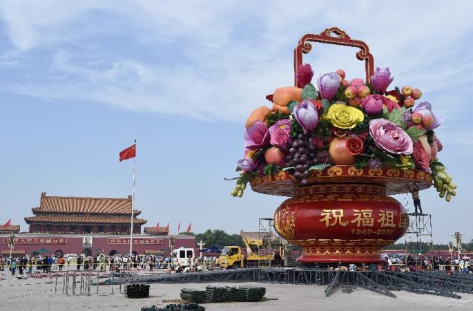 톈안먼 광장 ‘축복조국’ 대형 꽃바구니 설치 거의 완료
