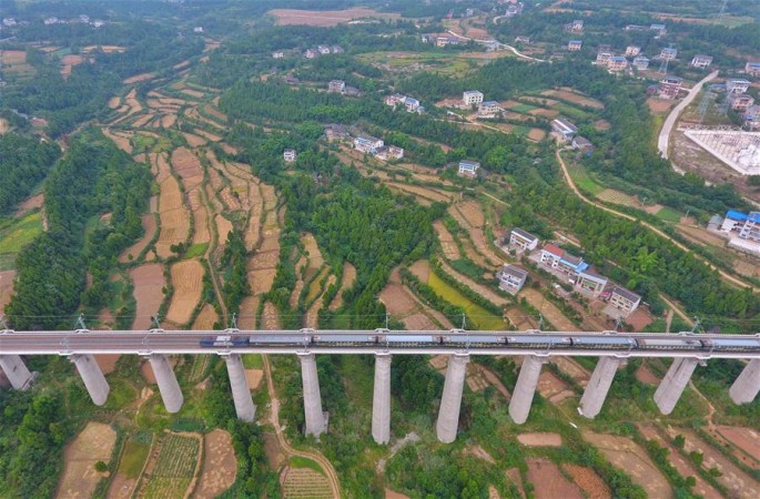 남북 잇는 철로 건설—란저우-충칭 철도 전라인 개통
