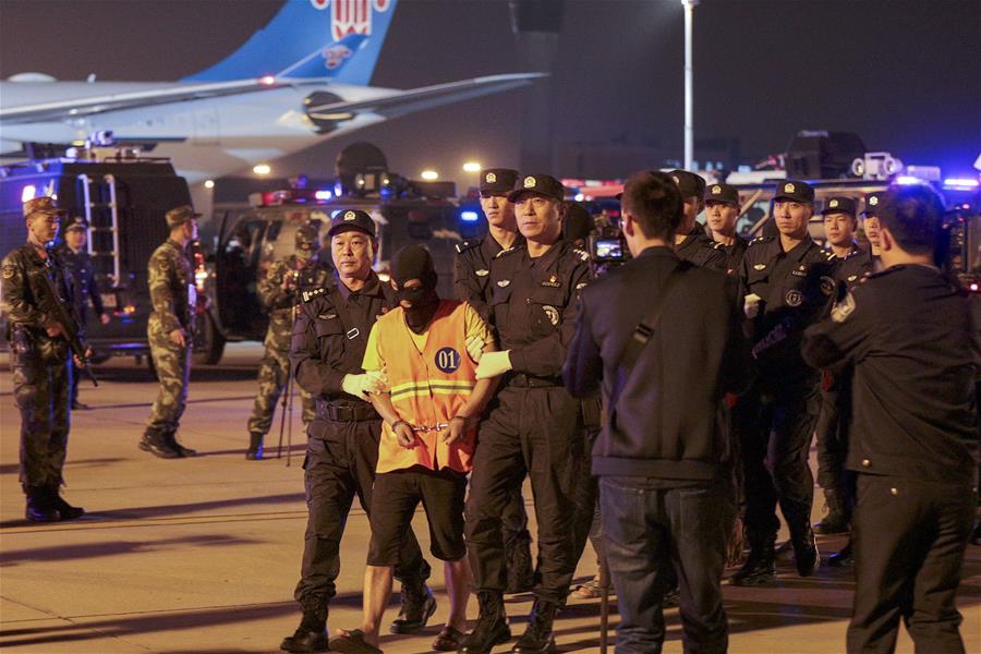 74명의 텔레콤 사기 용의자 중국으로 압송