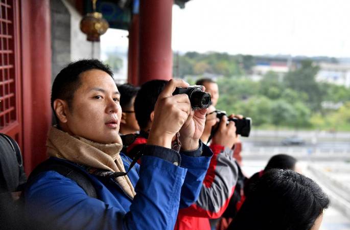 외신 기자, 베이징 중축선으로부터 19차 당대회 리듬에 편성