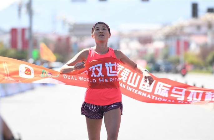 중국 선수 2017 이중 세계문화유산 우이산 국제마라톤대회 남녀 우승