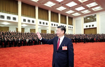How do more than 2,700 people take group photo with Xi?