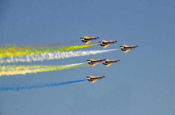 중국 공군 '8.1' 곡예비행팀, 두바이 에어쇼서 최초로 점검 비행 선보여