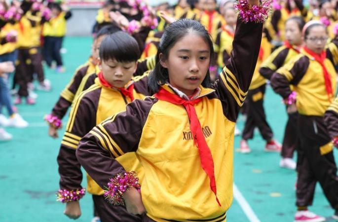 초등학생들 체조시간에 ‘전통극’무용동작으로 스트레칭