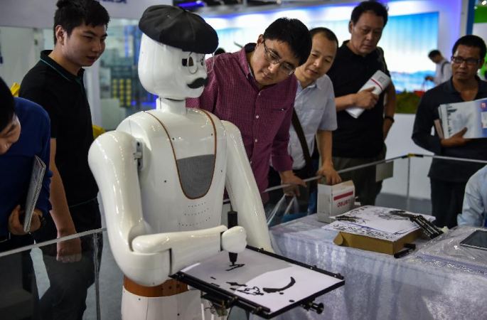 중국국제하이테크성과교역회 로봇들 ‘제각기 재간을 드러내’