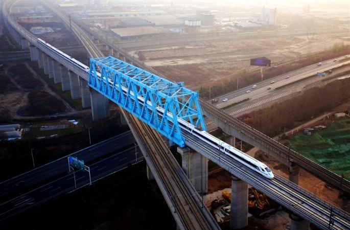 시청 고속철도 서부 발전 신구도 열다—시안-청두 고속철도 개통에 즈음하여