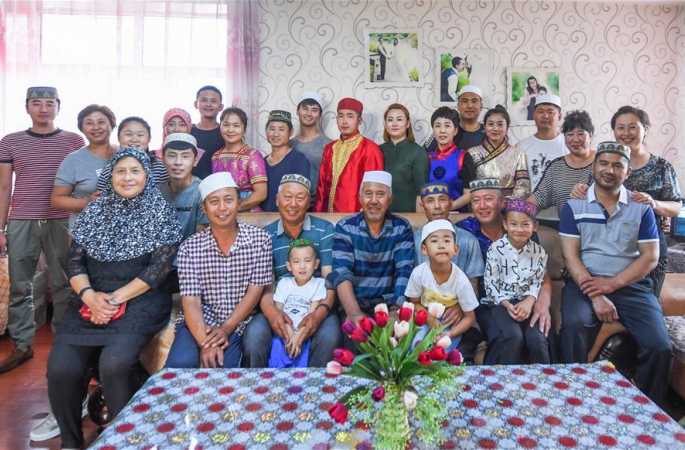 화목한 情 초원 위를 수놓다—6개 민족 식구 45명 한 가족의 끈끈한 정