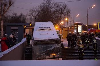 모스크바서 버스 한대가 지하통로로 돌입해 5명이 사망
