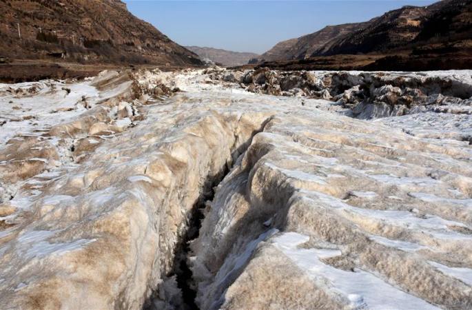 황허 후커우 구역 유빙으로 얼어붙은 강물