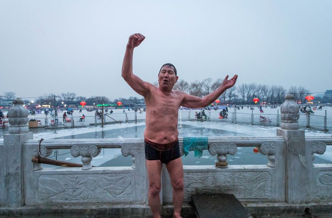 베이징: 한파 강타…겨울수영 애호가 얼음 깨고 스차하이에 첨벙