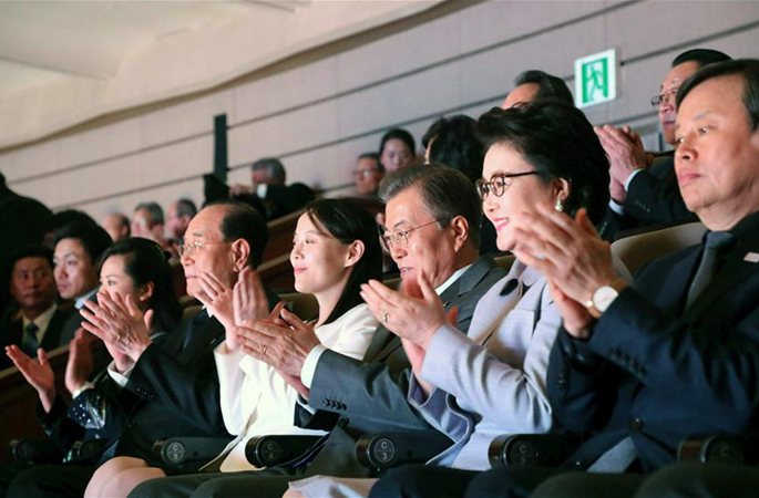 문재인 韓 대통령, 朝 고위급 대표단과 함께 조선예술단 공연 관람  