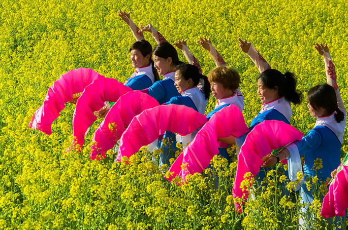 장시 더싱: 유채꽃 활짝…시민들 봄 옷으로 갈아입고 봄나들이
