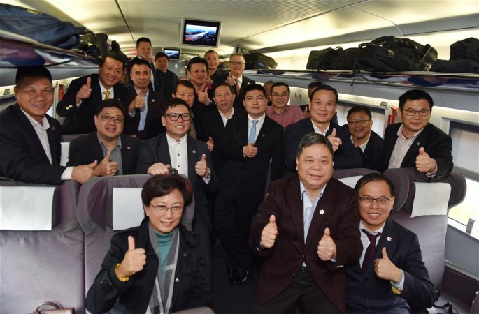중국 홍콩특별행정구 전인대대표와 정협위원, 단체로 고속철을 타고 회의 참석차 베이징 도착