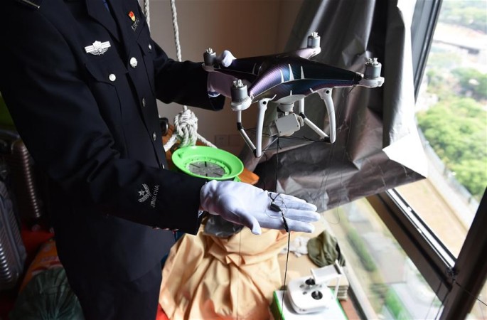 선전 세관, 무인기로 줄을 설치해 전자제품 밀수한 용의자 수사 체포