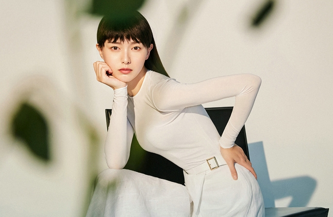 탕옌 화보서 냉염+청아한 패션 리더 매력 선보여