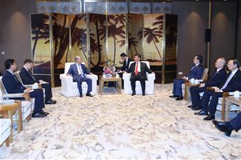 시진핑 주석, 오툰바예바 키르기스스탄 전 대통령 회견
