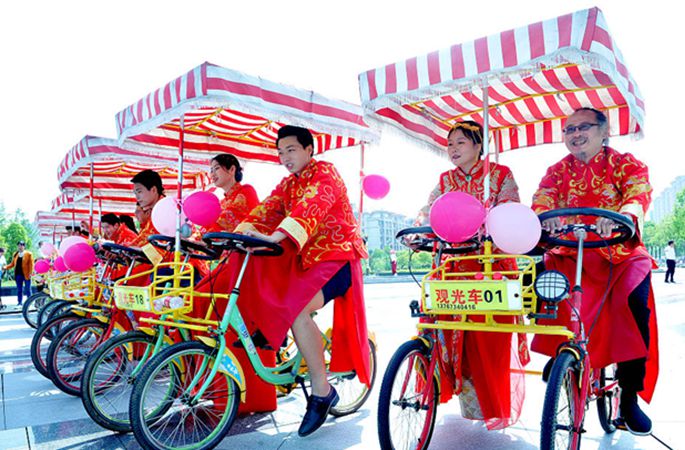 장시 상라오 환경보호 결혼식…결혼예복 차림의 신랑신부 자전거 타고 ‘거리캠페인’