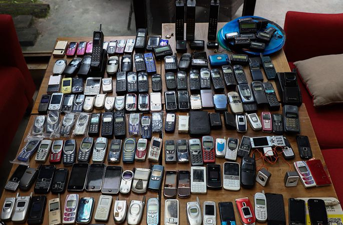 구이양 ‘바링허우’ 여성, 시대별 휴대폰 300여 대 수집