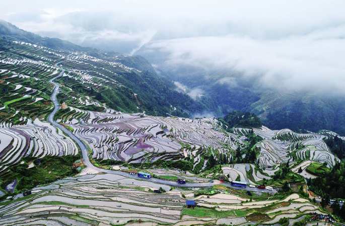 구이저우성 동남부: 항공 촬영한 장현 다락밭…산 속의 아름다운 풍경